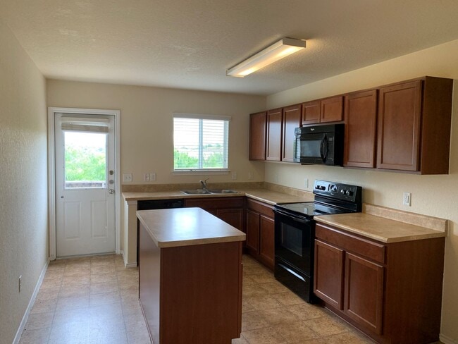 Building Photo - 3 Bedroom Single Story Home With An Open Floor Plan!