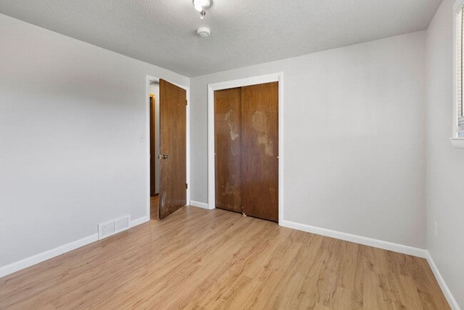 Building Photo - 4857 N Roosevelt Ave