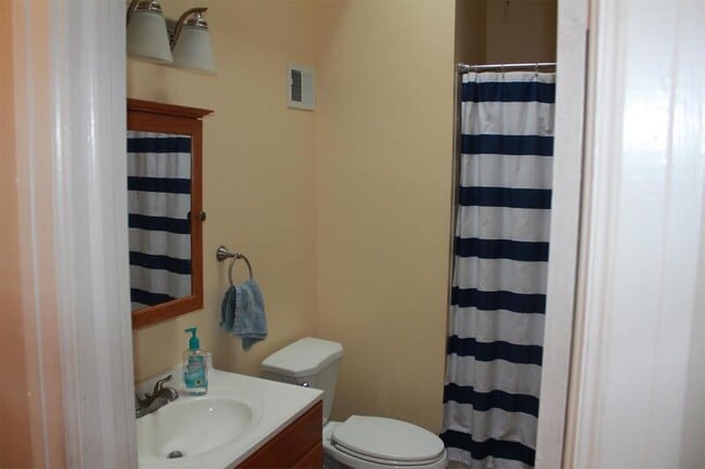 Building Photo - 5870 Woodcrest Ave