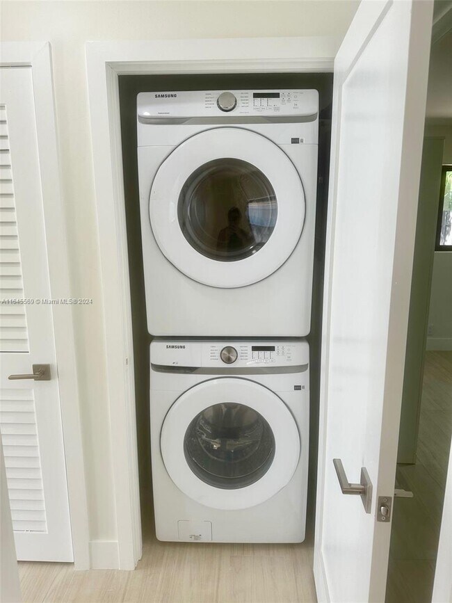 Building Photo - 1610 NE 17th Ave