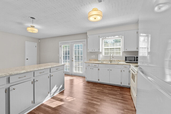 Building Photo - 2021 Fernwood Cir