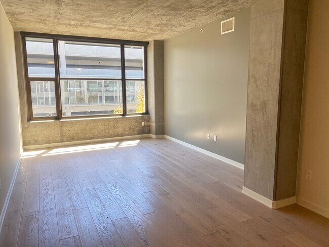 Building Photo - Advent - Gorgeous & Bright Contemporary Style Condo W/ Parking & Laundry!