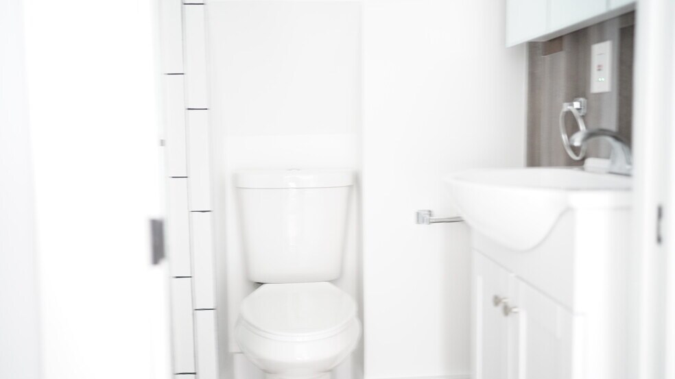 Building Photo - 3370 Parkview Ave