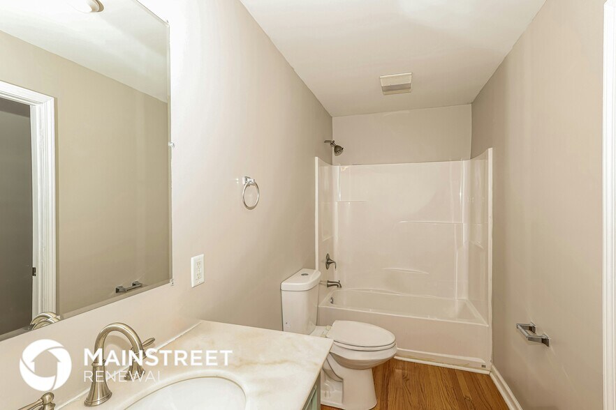 Building Photo - 4904 Paramount Dr