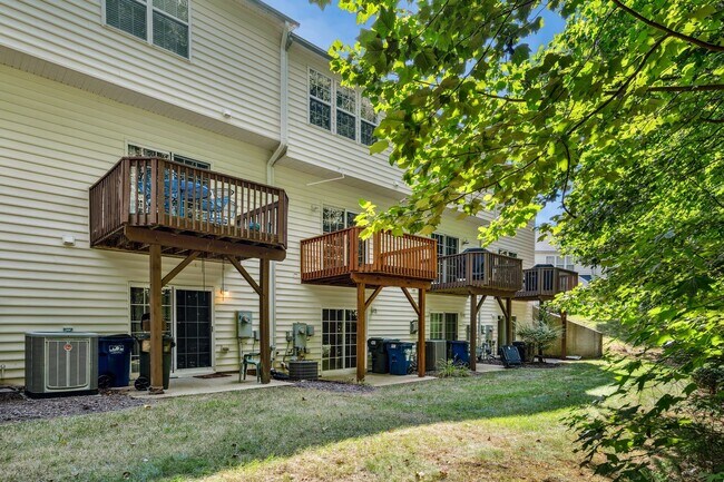 Building Photo - Spacious Townhome with Finished Basement -...