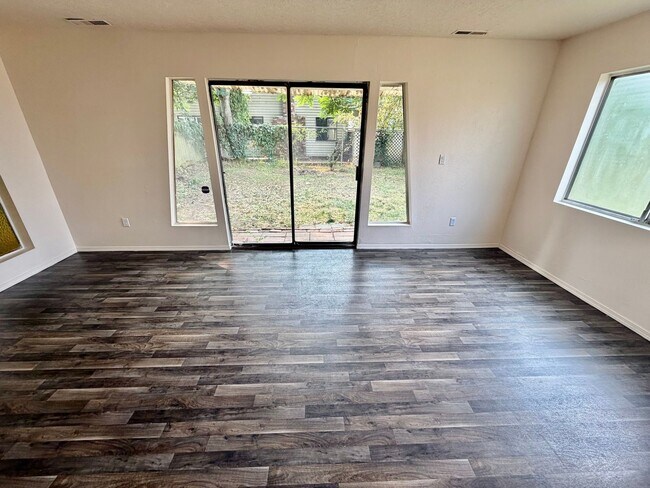 Building Photo - Kenton 3BR/2BA Single-Level Home | Private Yard, W/D Included & Off-Street Parking