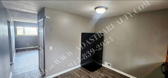 Building Photo - MOVE IN SPECIAL!! Cozy 2 Bed 1 Bath Duplex in KCK-Available NOW!! MOVE IN SPECIAL $400 OFF 2nd Mo...