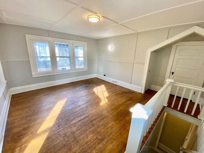 Building Photo - 40 Larchmont Rd