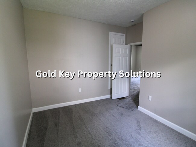 Building Photo - 3 BR 1 BA House with New Carpet and Paint ...