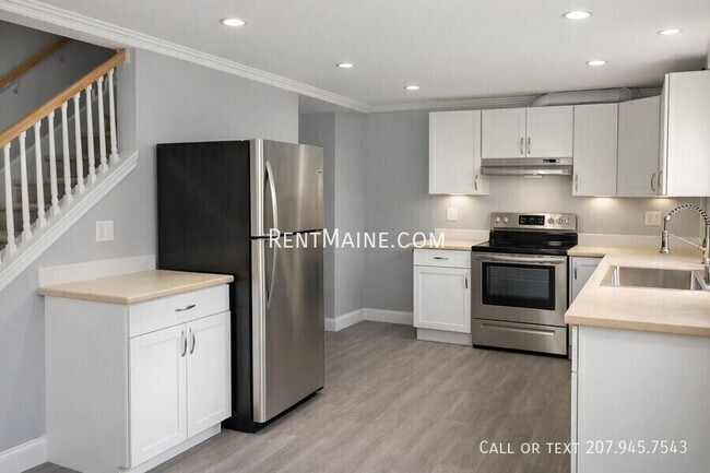 Building Photo - 492 Main St