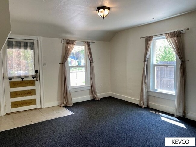 Building Photo - AVAILABLE NOW: Old Town Classic Style Cott...