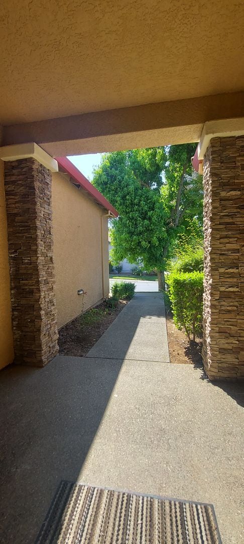 Building Photo - Gated: Single Story Heritage Oaks 3 Bedroom Plus Office/Den 3 Car Garage with lots of built in fo...