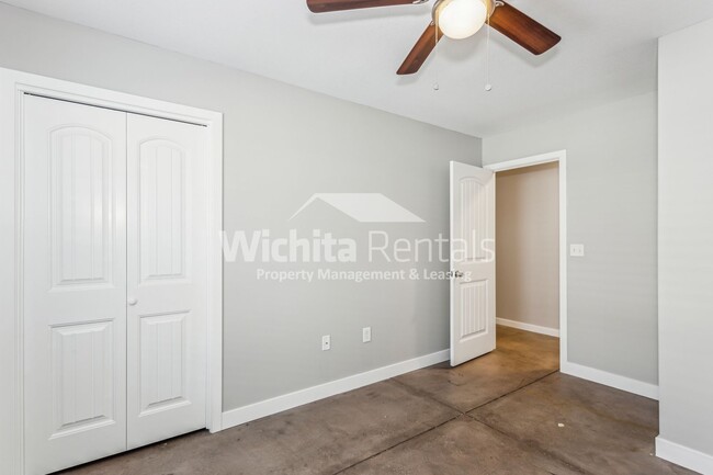 Building Photo - 3 Bedroom 2 Bathroom Duplex on the West si...