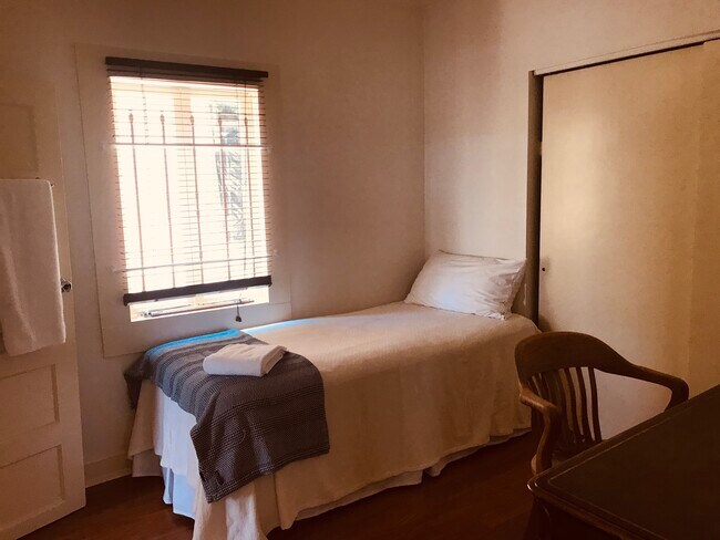 Single bed - 2015 Hillcrest Rd