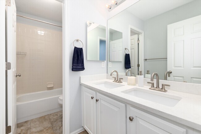 Building Photo - 10786 Southhaven Cir