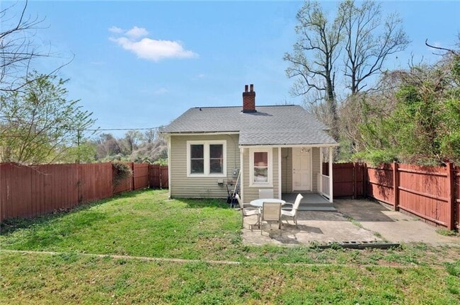 Building Photo - Great Bungalow for Rent!