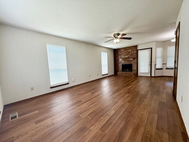 Building Photo - Great Family Home, Great Neighborhood