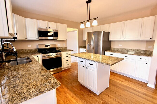 Building Photo - 18376 W Springwood Dr
