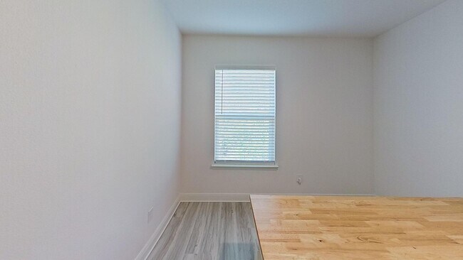 Building Photo - Beautiful 3/2.5 Townhouse