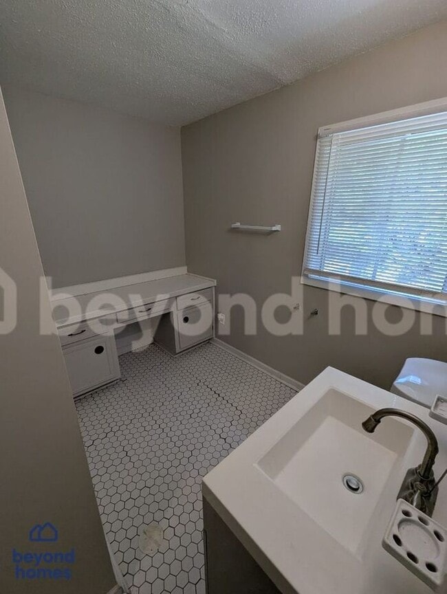 Building Photo - Spacious 3-bedroom, 1.5-bath home availabl...