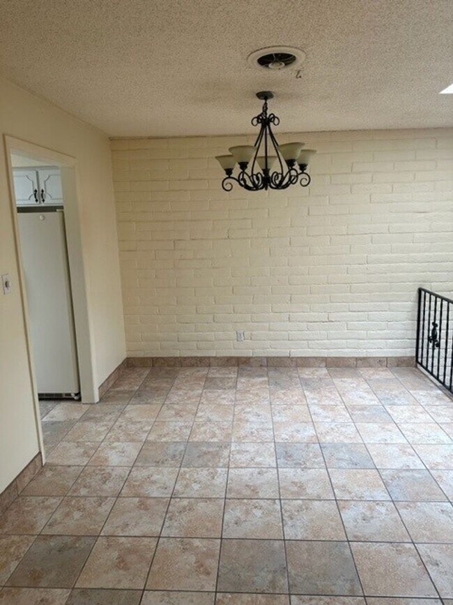 Building Photo - 2 Bed, 2 Bath Townhome