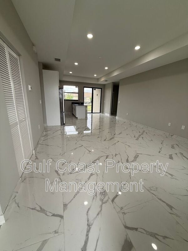 Building Photo - 1726 NE 13th St