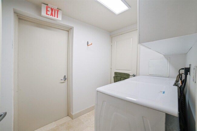 Building Photo - 3101 S Ocean Dr