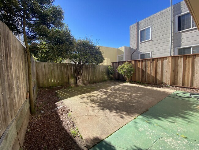 Building Photo - 1939 Taraval St