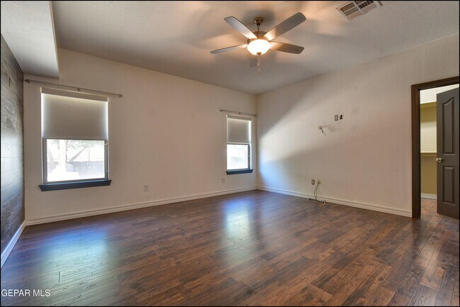Building Photo - 5649 Valley Maple Dr