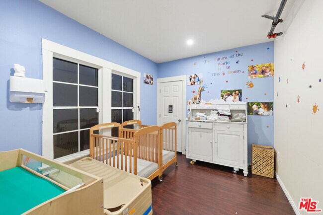 Building Photo - 522 W Vernon Ave