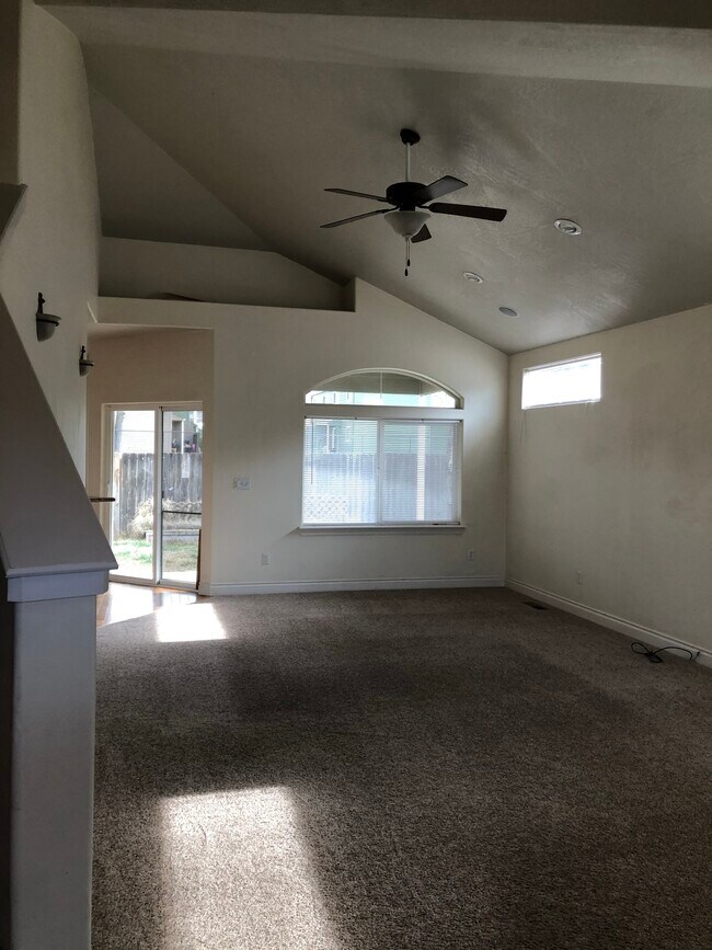 Building Photo - 813 Solano Cir