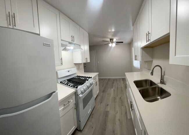 Building Photo - MOVE IN SPECIAL*$500 OFF 2ND MONTHS RENT*SPACIOUS 1 BEDROOM 1 BATH DOWNSTAIRS