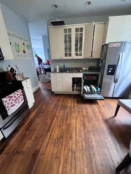 Primary Photo - 731 Parker St