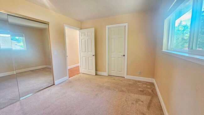 Building Photo - Mercer Island gem - 4 BD 2.5 Ba in Beautiful Mercer Island with new heat pump installed