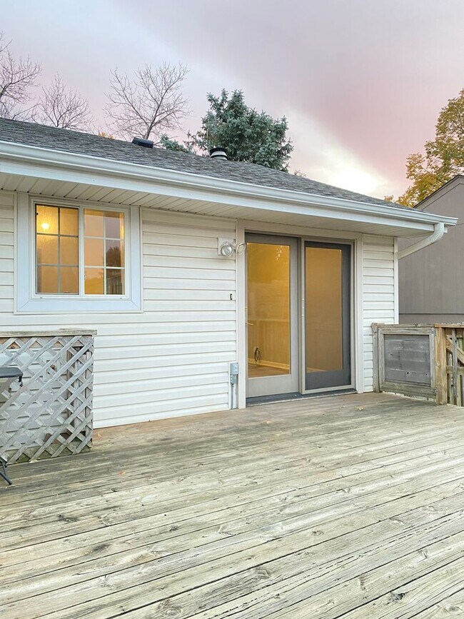 Building Photo - Millard 3 bed 2 bath $1900