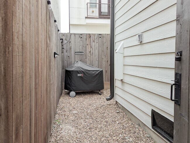 Building Photo - 1114 W 15th 1/2 St