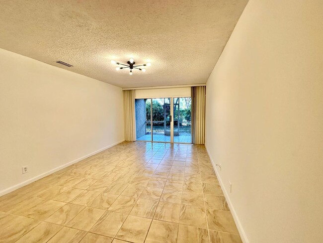 Building Photo - 6646 Via Regina