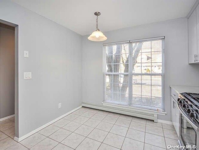 Building Photo - 62 A Linwood Rd N