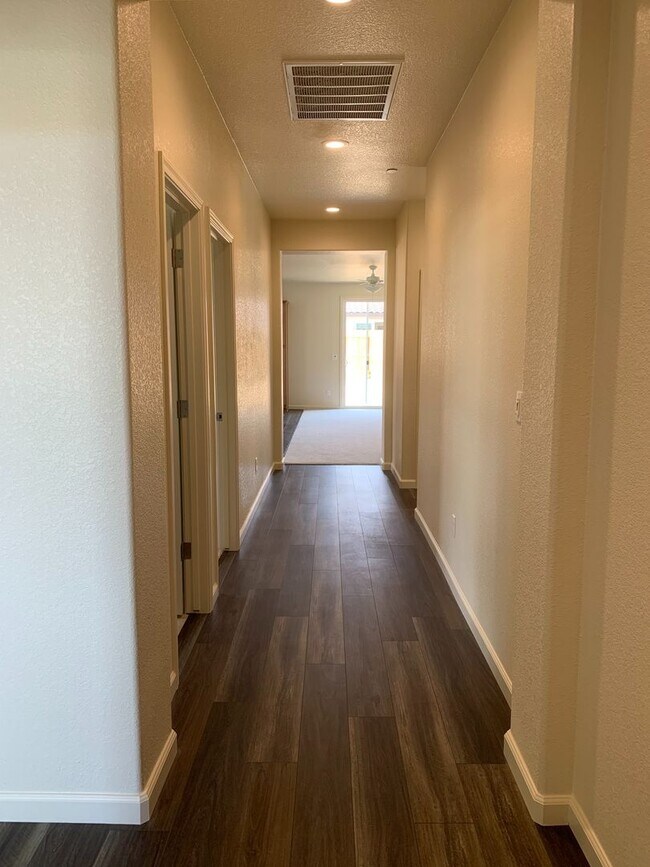 Building Photo - Spacious & Stylish 3 Bed, 2 Bath Home  Des...
