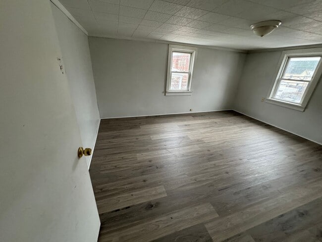 Building Photo - 2 bed 1 bath