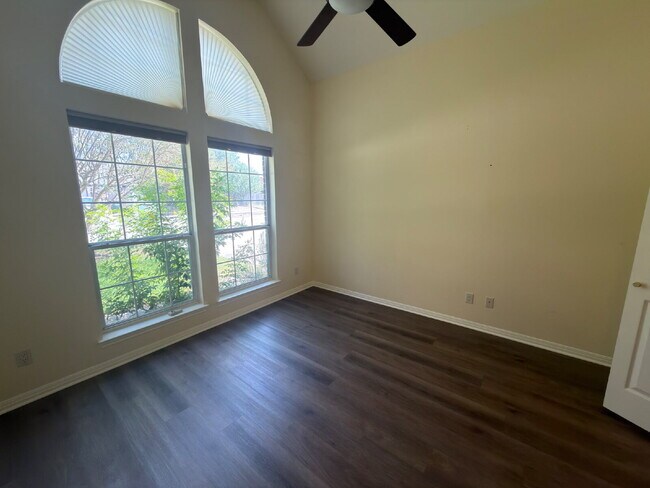 Building Photo - 3 bed 2 bath 2 car garage & pool.