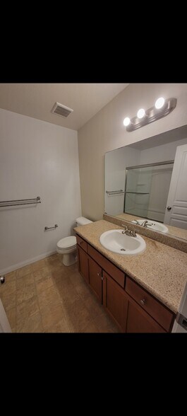 Building Photo - 180 Chambers St