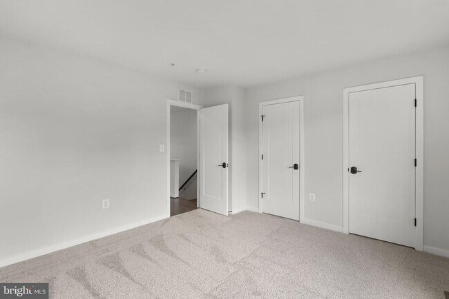 Building Photo - 820 Thompson Cres