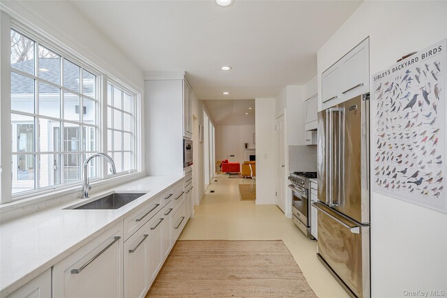 Building Photo - 159 Old Quaker Hill Rd