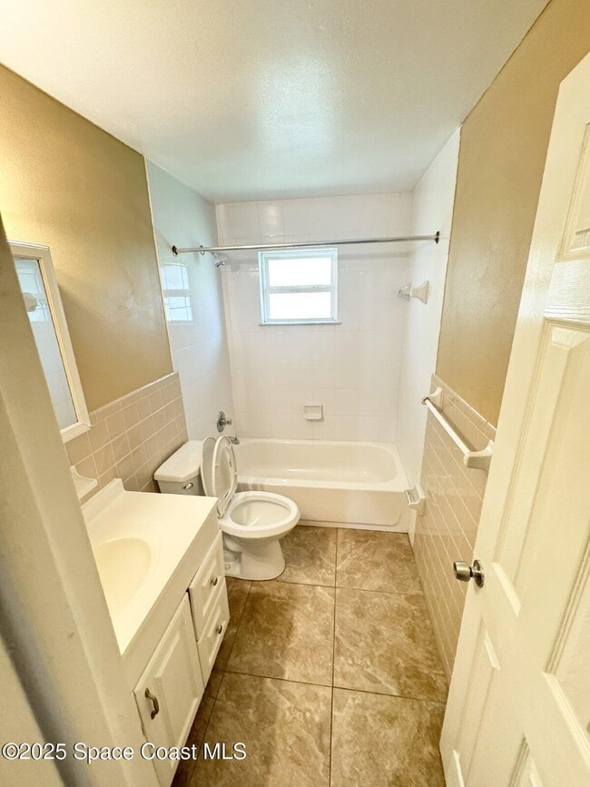 Building Photo - 10 Scott Ln