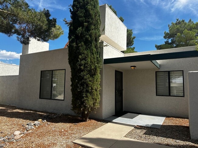 Building Photo - Furnished 3 Bedroom Condo across from Golf...