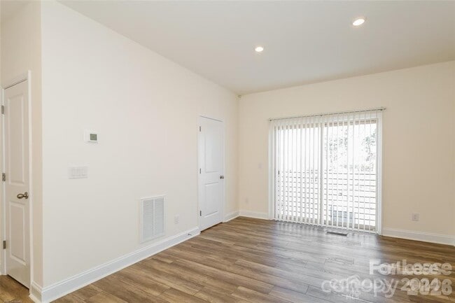 Building Photo - 1005 S Msn Ln