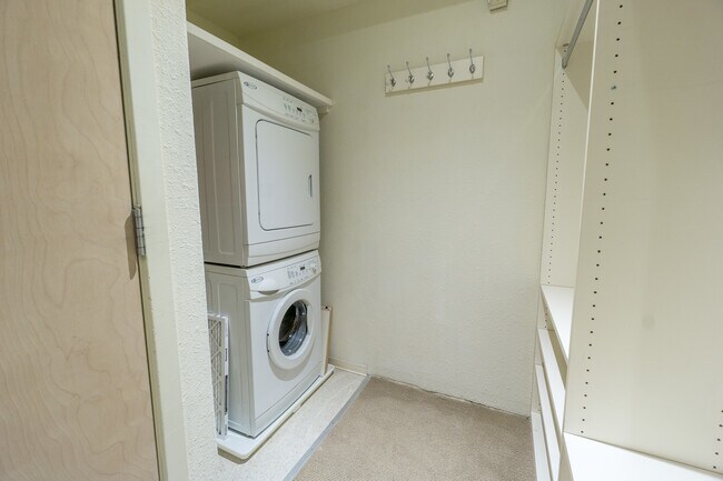 Building Photo - 346 1st St