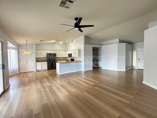 Building Photo - 4926 E Whitehall Dr