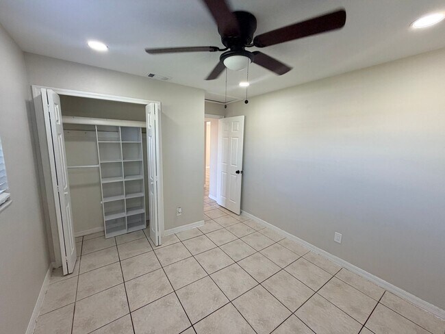 Building Photo - 2 Bed 2 Bath Duplex with Screened Lanai in SE Cape Coral